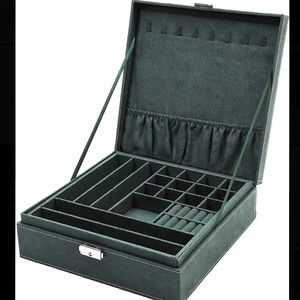 Green Velvet Jewelry Display Box *Gently Used*